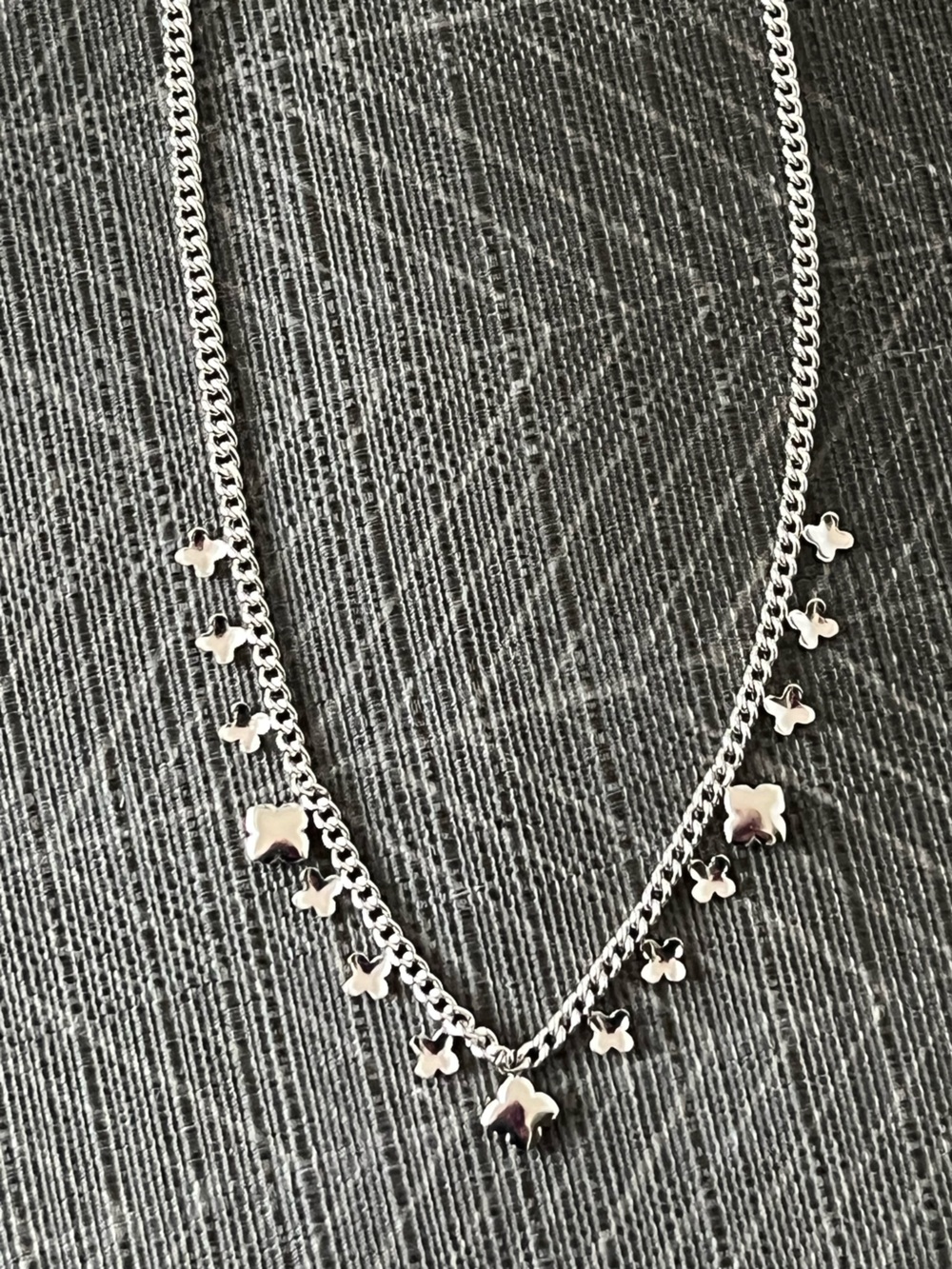 NWT Kendra Scott Silver Chain Necklace with Layered Clover Charms AND Dust Bag - Picture 3 of 9